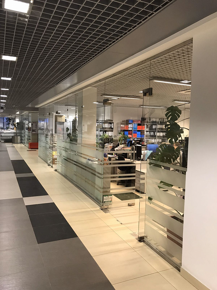Стеклянные перегородки с дверьми в офис