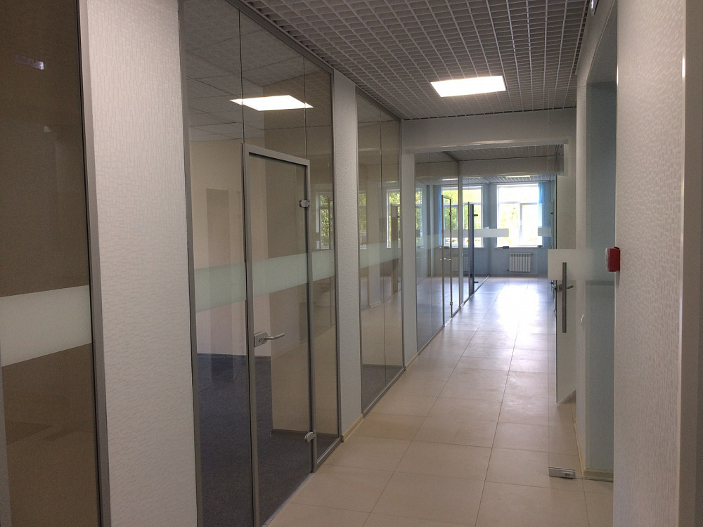 Стеклянные перегородки с дверьми в офис