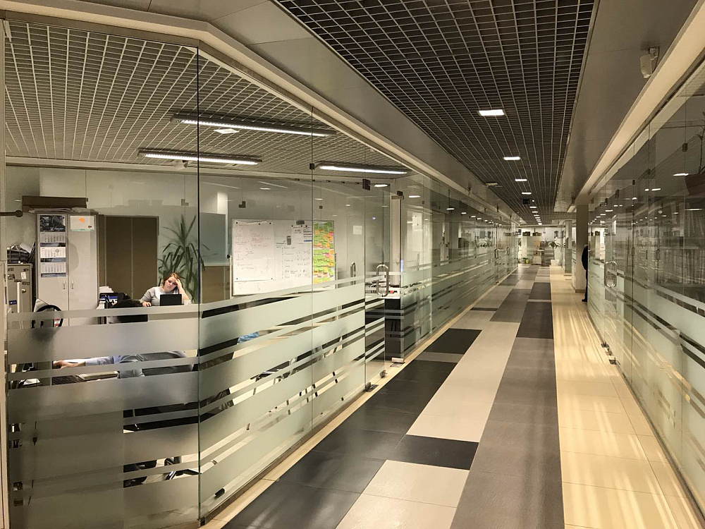Стеклянные перегородки с дверьми в офис