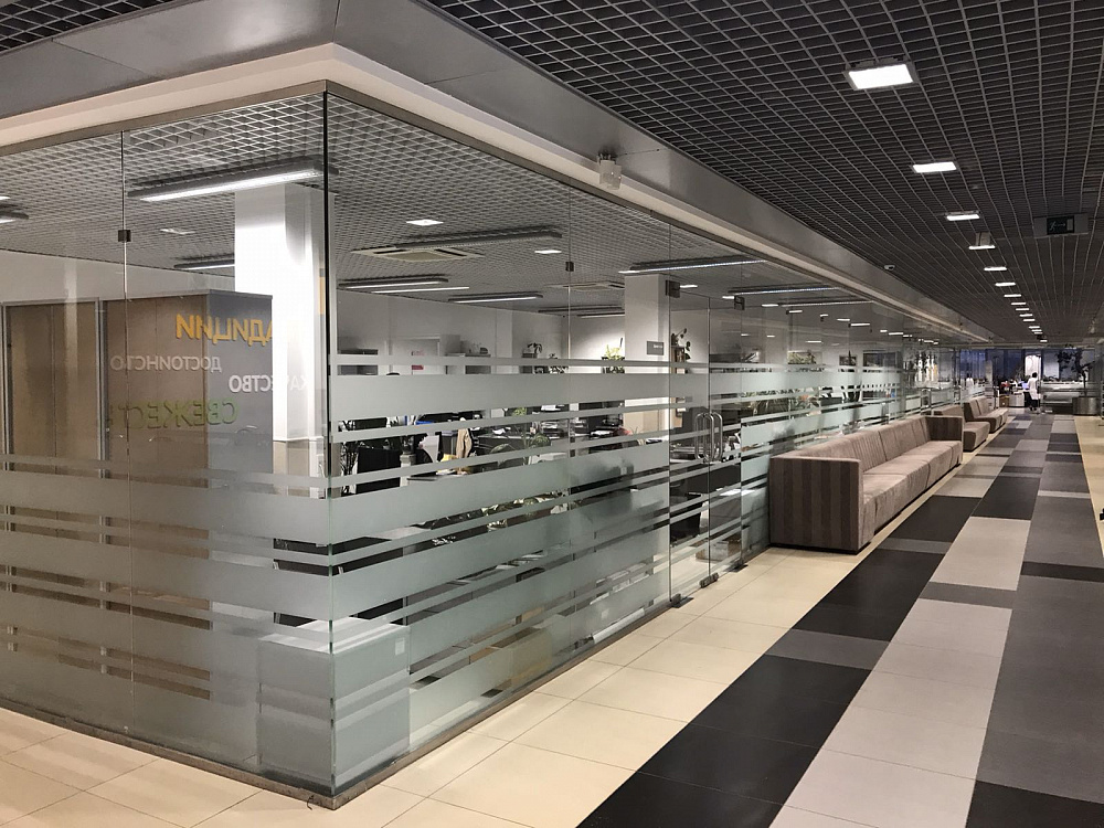 Стеклянные перегородки с дверьми в офис